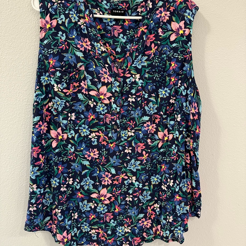 Torrid Women's Floral Sleeveless Blouse - Blue and Pink